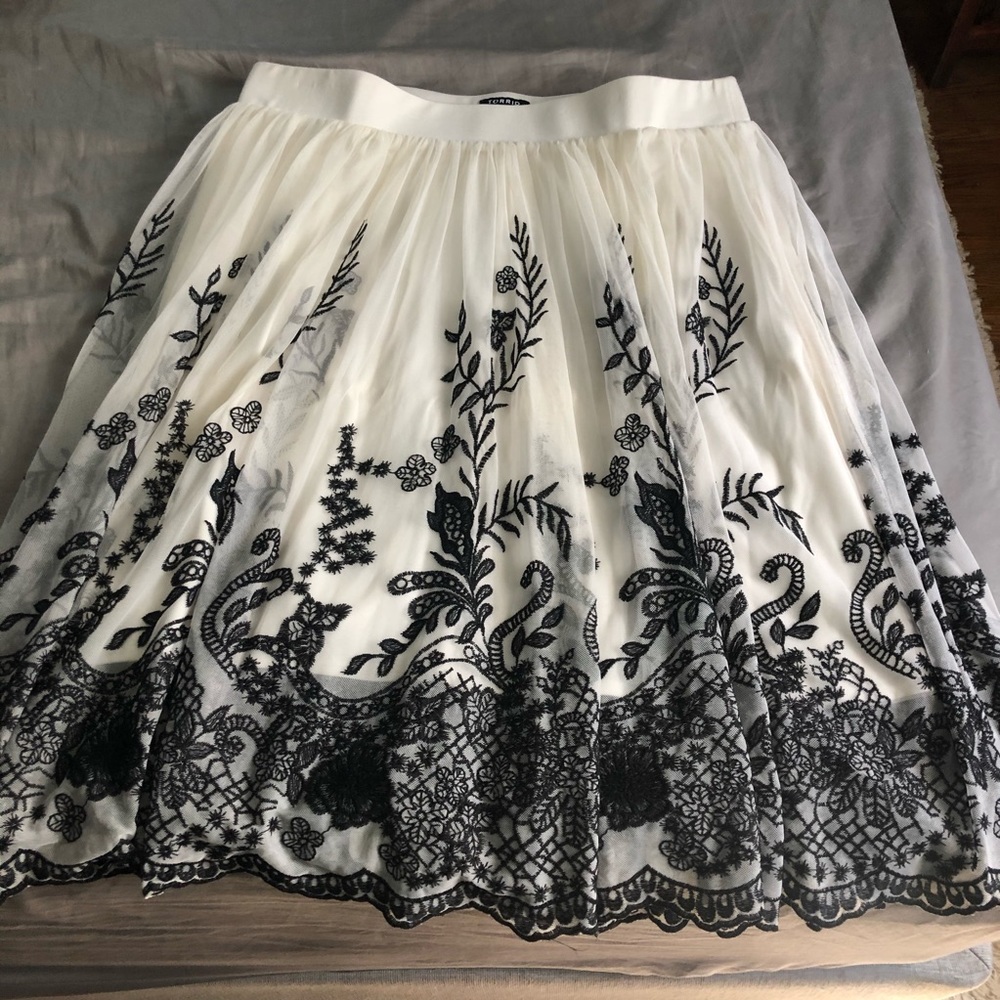 Torrid cream tulle and lace skirt